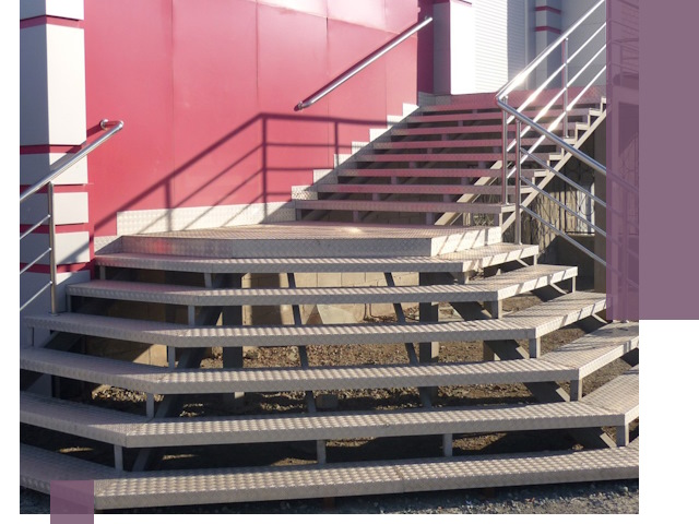 Лестницы для магазина в Новом Уренгое — изготовление и монтаж