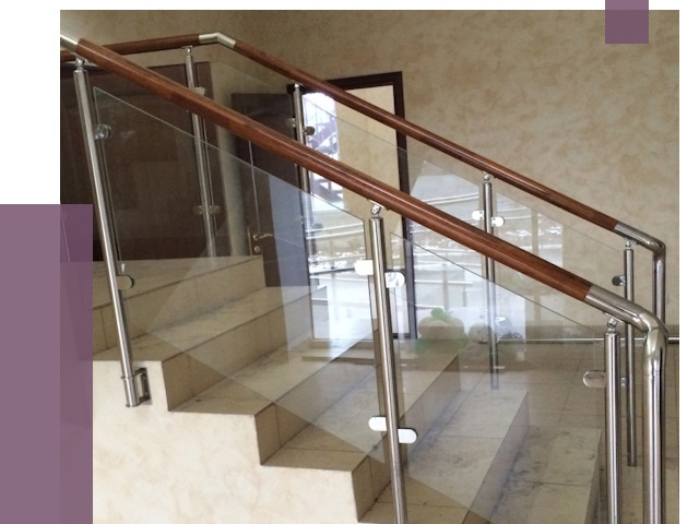 Комбинированные перила из металла и дерева в Новом Уренгое